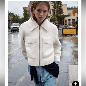 Zara Boucle cropped, patch pocket, off-white jacket with gold zipper. Size S